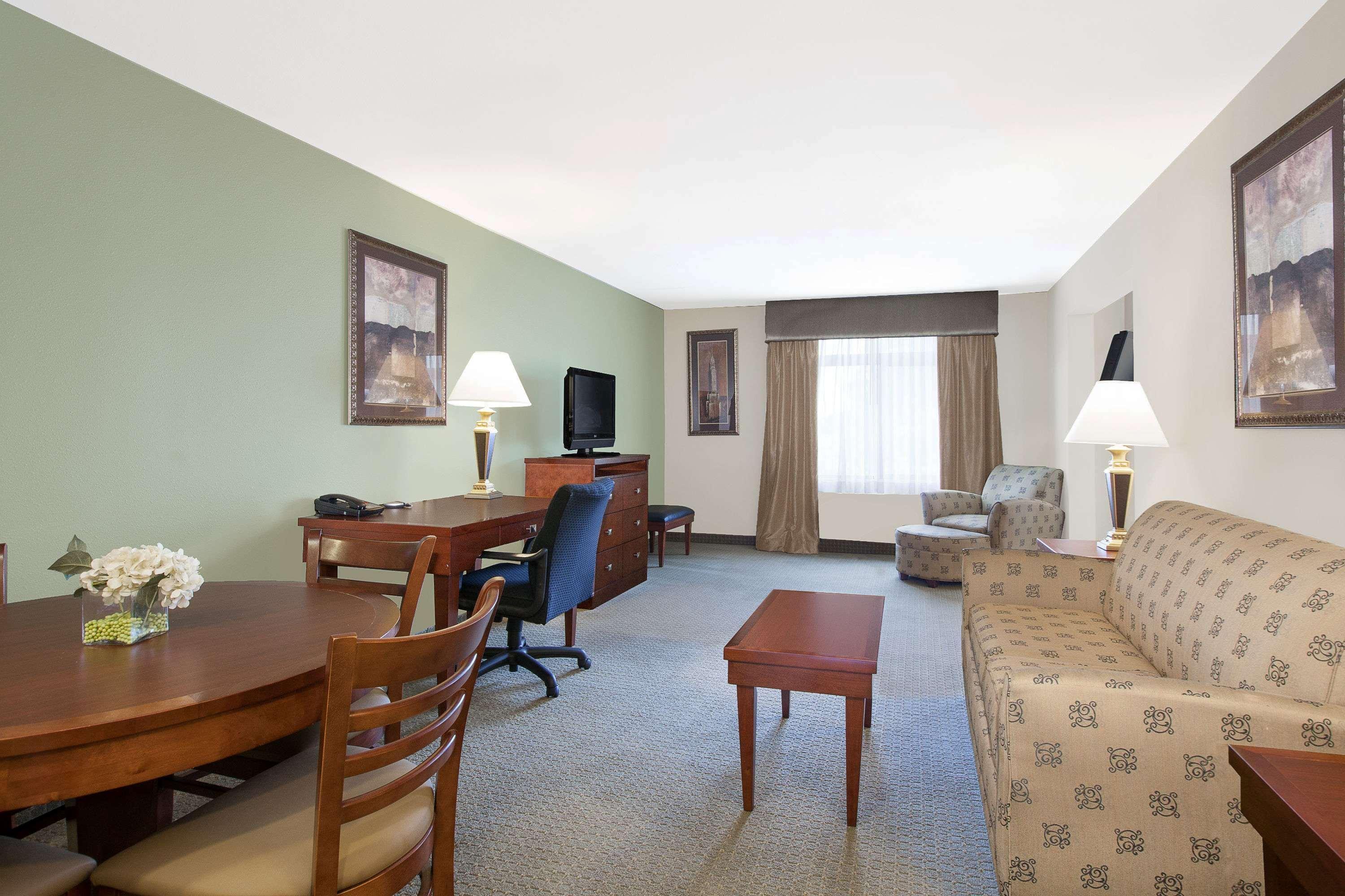 Hotel Wingate By Wyndham Lafayette Airport Exterior foto